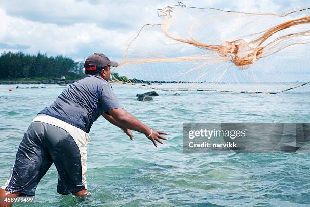 fischer fangen fische im meer - mauritius stock-fotos und bilder