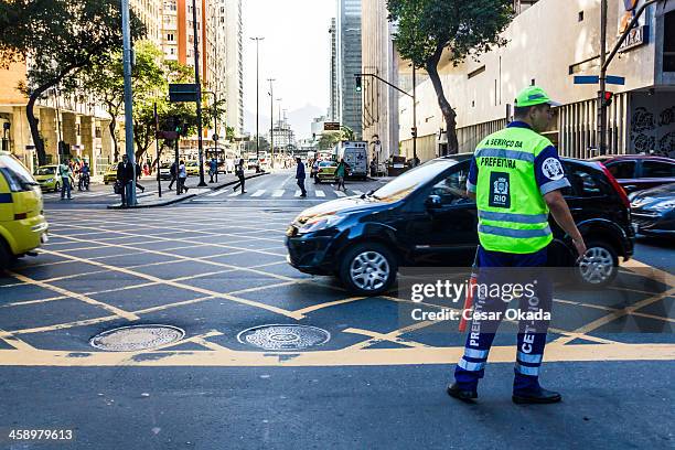 tráfego no rio de janeiro - traffic police officer - fotografias e filmes do acervo