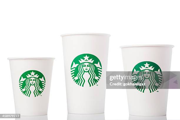 größe pappbecher verschiedenen - starbucks coffee stock-fotos und bilder