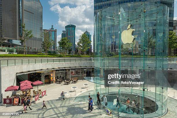 shanghai apple store in pudong, dem finanzviertel, china - apple building stock-fotos und bilder