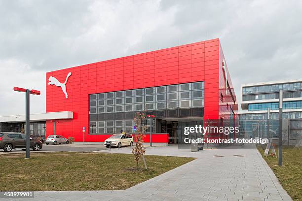 puma, outlet-store und hauptsitzen, herzogenaurach - puma stock-fotos und bilder