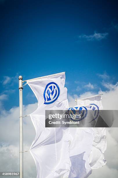 drei vw flags in the wind - vw stock-fotos und bilder