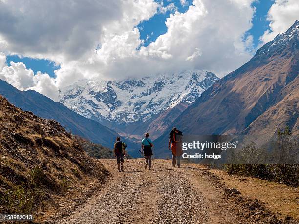 senderismo en los andes peruano - cuzco fotografías e imágenes de stock
