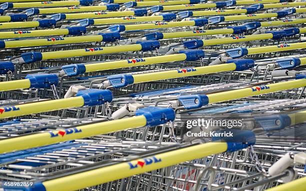 lidl cestas de compras-alemania - lidl fotografías e imágenes de stock