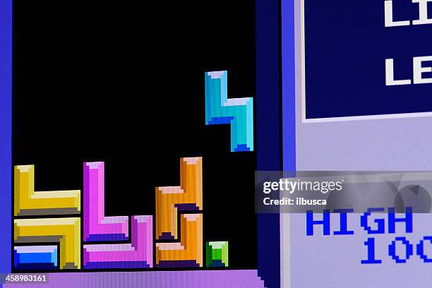 primer plano de vintage clásico videogame en monitor de computadora - videojuego de acumular bloques fotografías e imágenes de stock