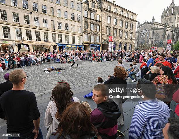 edinburgh festival artista di strada - edinburgh festival fringe street events foto e immagini stock