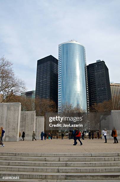 east coast-besucher und manhattan skyline, new york, battery park - public domain stock-fotos und bilder