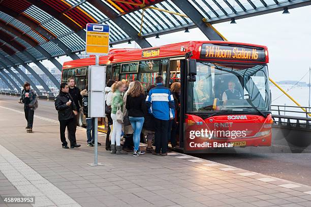 public bus - bussen nederland stockfoto's en -beelden