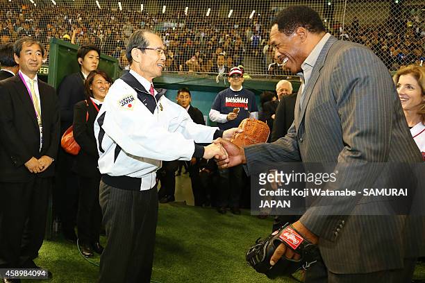 Yomiuri Giants legend Sadaharau Oh and Hall of Famer Dave Winfield shake hands during game two of Samurai Japan and MLB All-Stars at Tokyo Dome on...