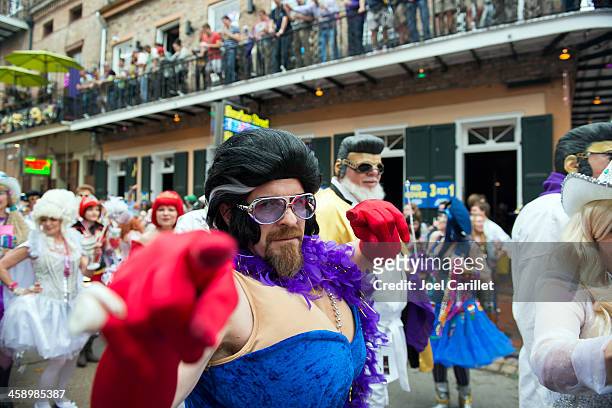 elvis-type guy at mardi gras - mardi gras fun in new orleans bildbanksfoton och bilder