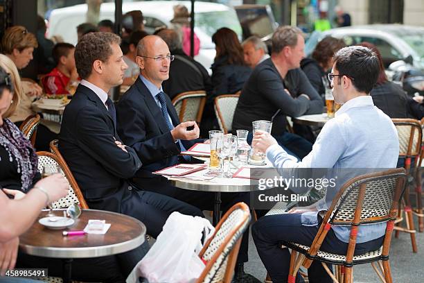 cafe gustave nahe dem eiffelturm in paris, frankreich - anzug ausland stock-fotos und bilder