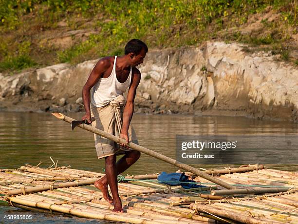 bengala uomo navigare in una zattera di bambù mobile - bamboo raft foto e immagini stock