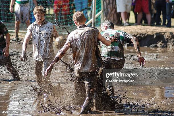 schlamm-football - mud run stock-fotos und bilder