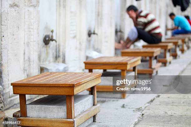 taps und stühle außerhalb suleiman der moschee für ritual reinigung (wudu) - rituelle-waschung-im-islam stock-fotos und bilder