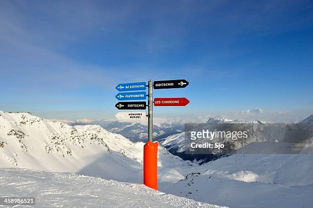 ski piste indicaciones - meribel fotografías e imágenes de stock