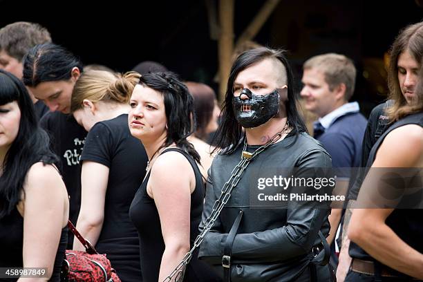 fetish couple on wave gothic meeting - fetisjkleding stockfoto's en -beelden