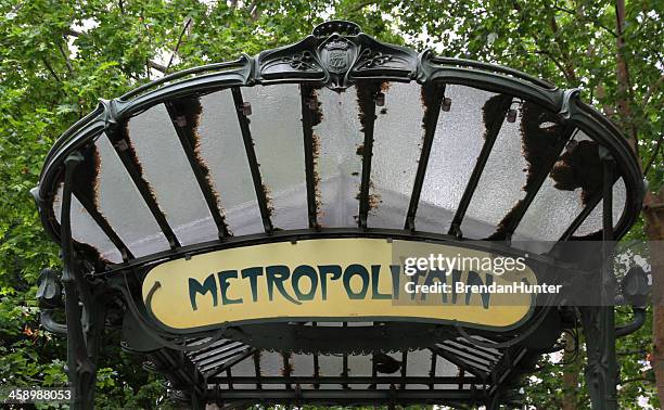 fanned roof - paris metro sign stockfoto's en -beelden