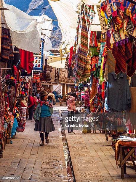 market at pisac in the sacred valley, peru - pisac district stock pictures, royalty-free photos & images