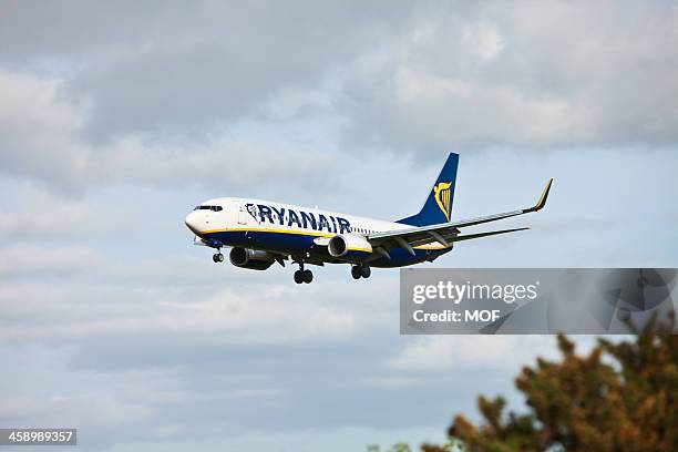 verdade um boeing 737 da chegada ao aeroporto de cork irlanda - ryanair imagens e fotografias de stock