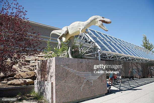de gigantesques dinosaure à l'entrée du royal tyrell musée drumheller alberta - paléontologie photos et images de collection