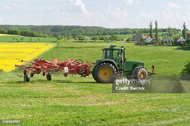 hay harvest maschine und traktor in deutschland - john deere tractor stock-fotos und bilder