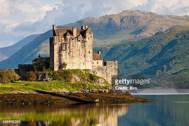 eilean donan castle, scotland, uk - schotland stockfoto's en -beelden