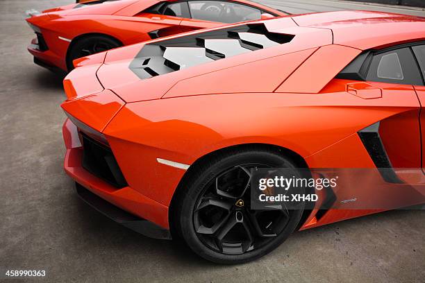 two red lamborghini aventador - supercar stockfoto's en -beelden