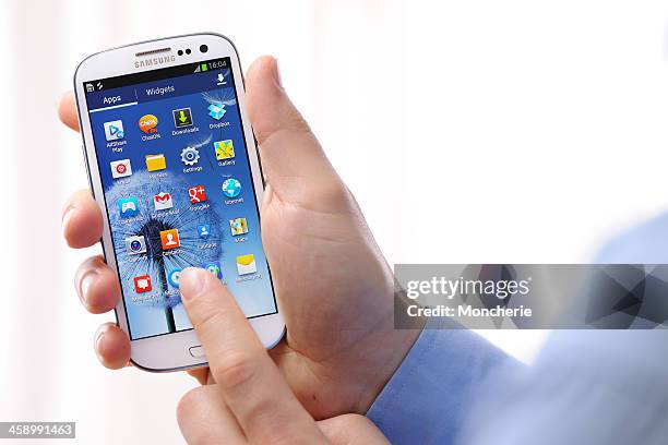 samsung galaxy s iii - android apps stock pictures, royalty-free photos & images