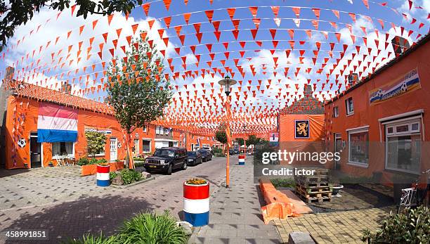 orange-fieber in den niederlanden - netherlands orange stock-fotos und bilder