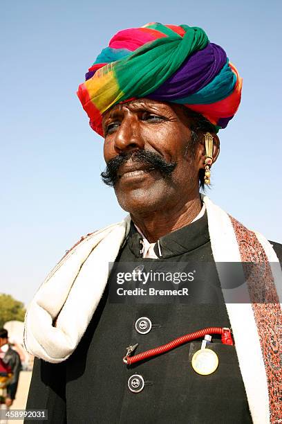 mann mit bunten turban - hairy indian men stock-fotos und bilder