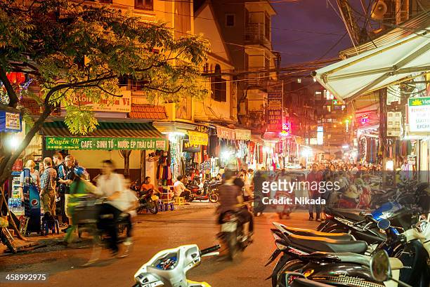 streets of hanoi, vietnam - hanoi night stockfoto's en -beelden