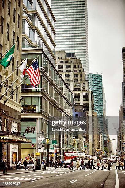new york street - bloomingdale's department stock pictures, royalty-free photos & images
