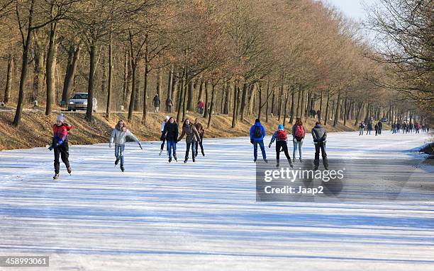 los jóvenes de patinaje sobre hielo congelado canal neerlandés (almelo albergen) - overijssel fotografías e imágenes de stock