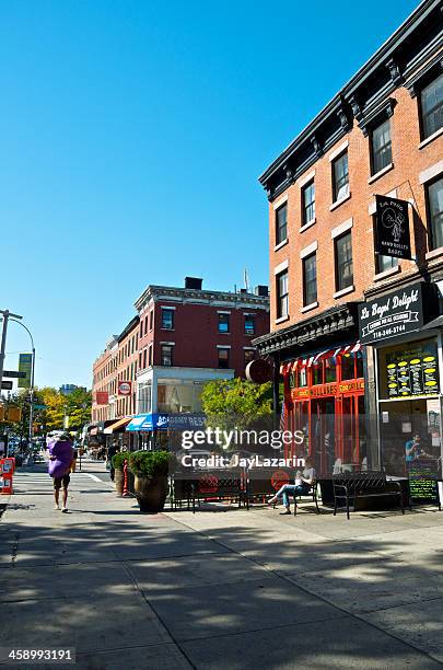 personnes à la terrasse du restaurant, de brooklyn, à new york city - fort greene photos et images de collection