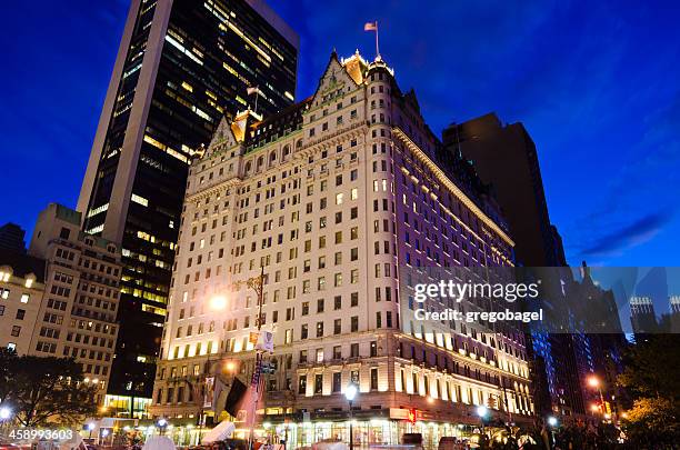 plaza hotel in new york city at night - plaza hotel manhattan stockfoto's en -beelden