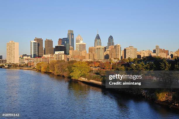 skyline von philadelphia - fluss schuylkill stock-fotos und bilder