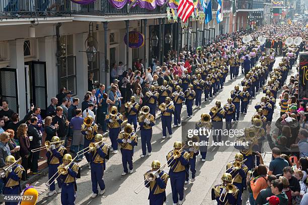 st. augustine high school marching band at mardi gras in new orleans - mardi gras stockfoto's en -beelden