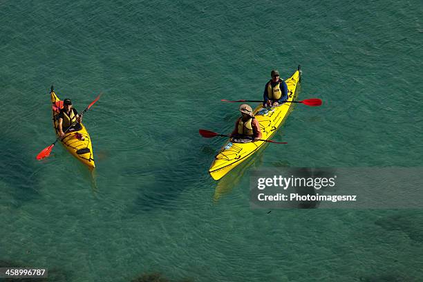 zwei kajaks, abel tasman, neuseeland - sea kayaking stock-fotos und bilder