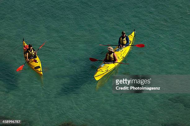 two kayaks,abel tasman, new zealand - zeekajakken stockfoto's en -beelden