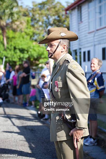 australian solider at attention at anzac day mrach - australian army stock pictures, royalty-free photos & images