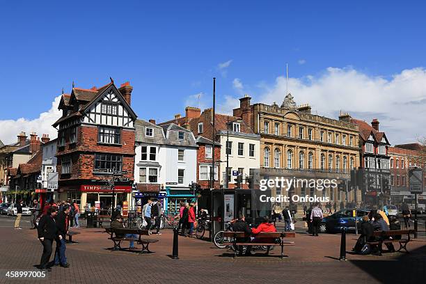 pessoas a caminhar na rua do centro da cidade de salisbury, inglaterra - salisbury inglaterra imagens e fotografias de stock
