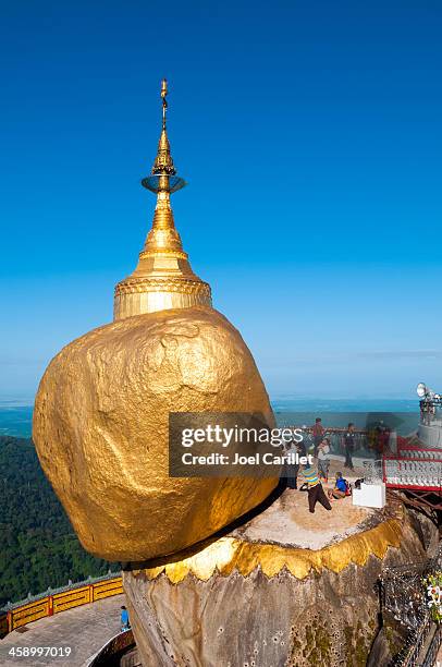 golden rock in kyaiktiyo, myanmar (burma) - kyaiktiyo pagoda stock pictures, royalty-free photos & images