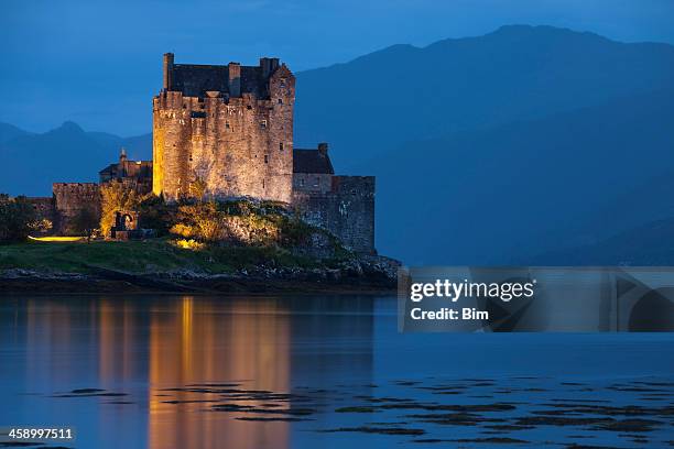 castelo eilean donan ao anoitecer, escócia, reino unido - terras altas escócia - fotografias e filmes do acervo