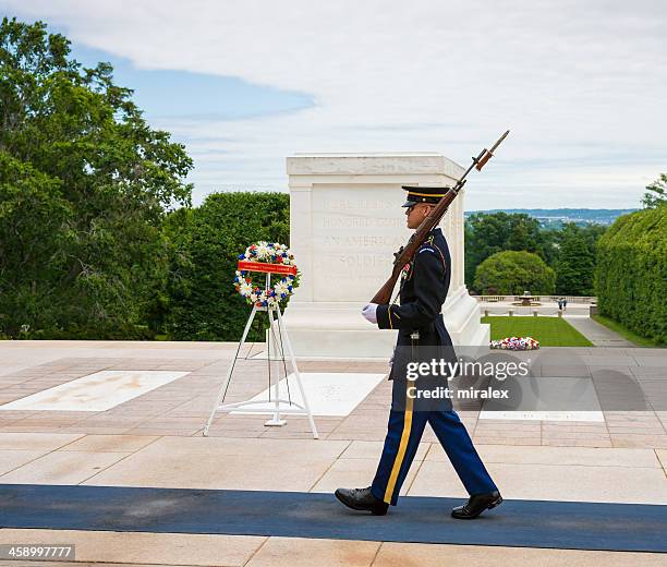 tomb of unknown soldier in arlington, virginia, usa - tomb of the unknown soldier stock pictures, royalty-free photos & images