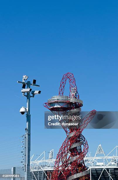 telecamere di sicurezza e scherma al di fuori della sede delle olimpiadi di londra 2012 - antiche olimpiadi foto e immagini stock