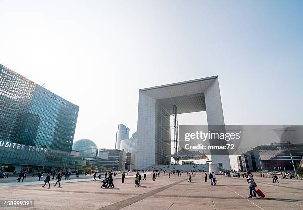 le grand arche in la defence, paris - grande arche stock pictures, royalty-free photos & images