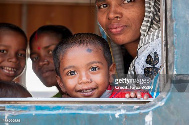 kinder mit blick aus dem fenster der zug fach, bangladesch - bangladesh stock-fotos und bilder