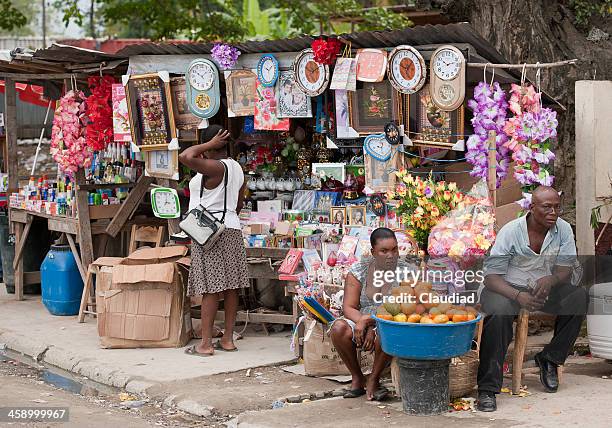 calle de compras en haití - haití fotografías e imágenes de stock