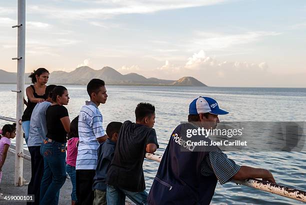 people beside lake managua - managua 個照片及圖片檔