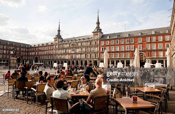 outdoors dinning at major plaza of madrid, spain - madrid stockfoto's en -beelden